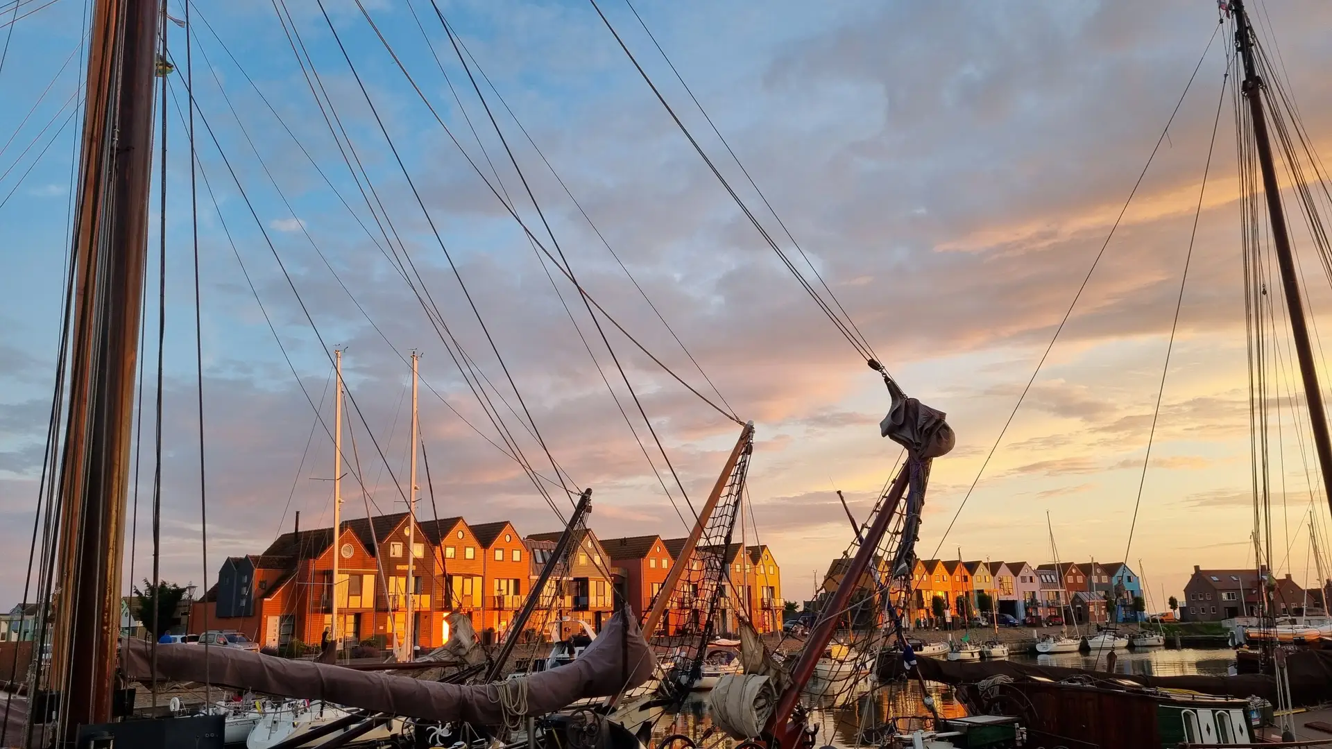 Stimmungsvolle Abendruhe im Hafen von Stavoren