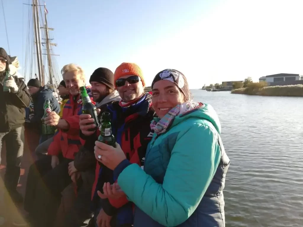 Ein geselliger Segeltag mit deinen Freunden