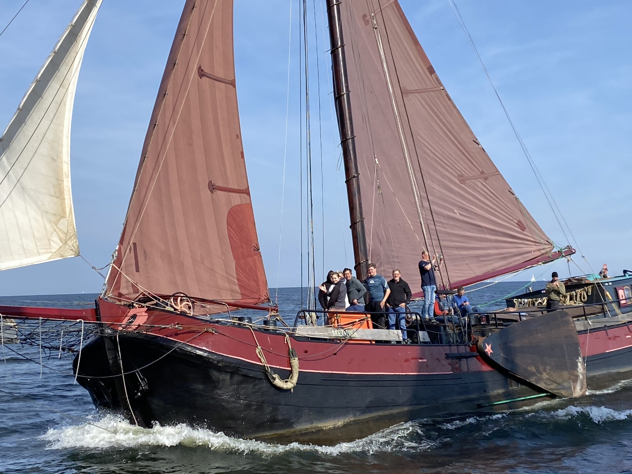 Teambuilding unter Segeln – Crew arbeitet gemeinsam an Bord auf dem IJsselmeer