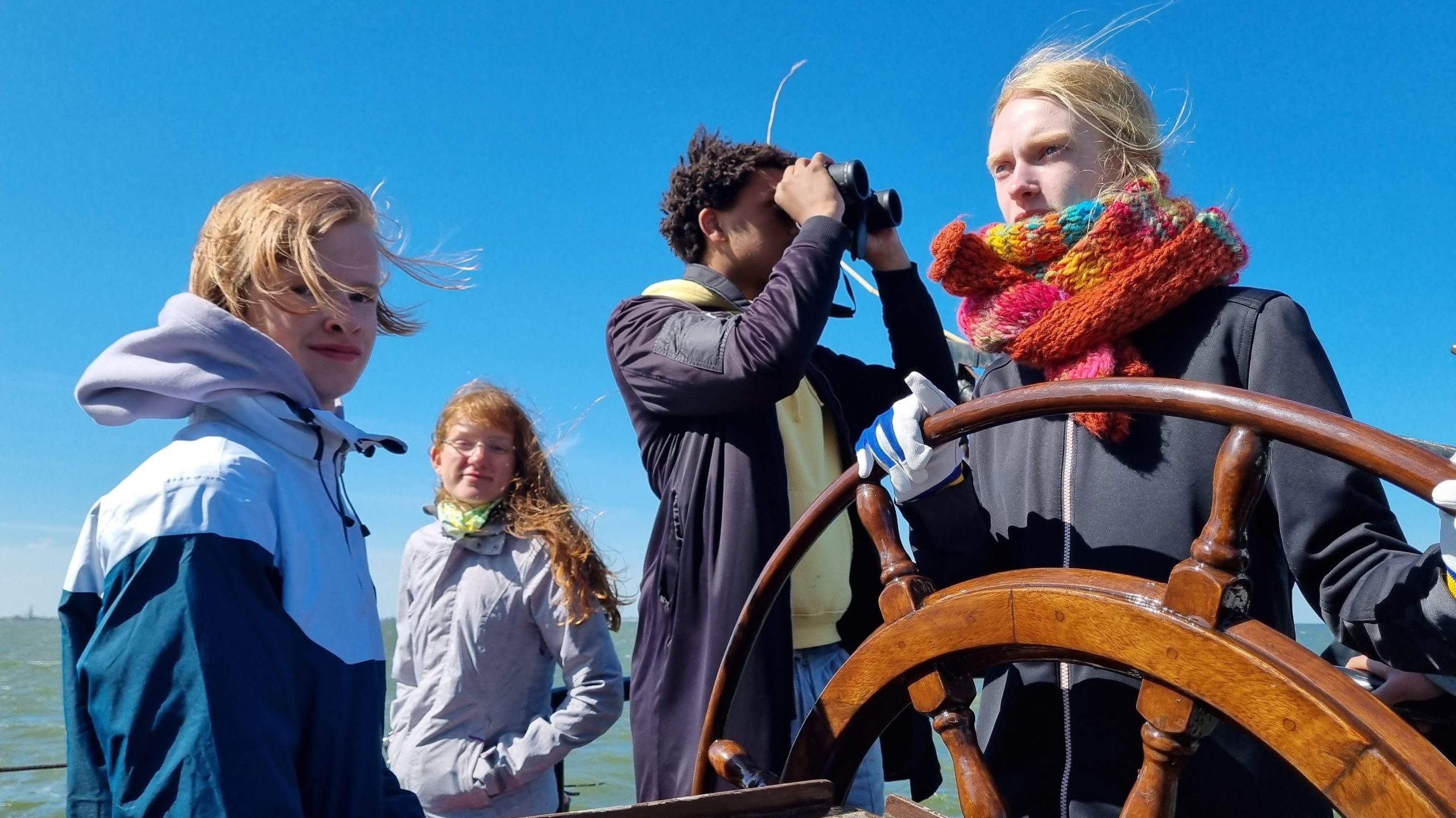 Segel hissen, das Ruder übernehmen, beim Wenden helfen Segelcamp auf die Medusa