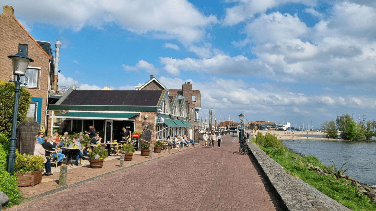 Entlang der Promenade der Insel Urk spazieren